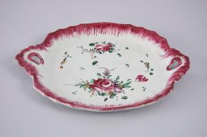 Pesaro (XVIII Secolo), Vassoio alla rosa in maiolica policroma